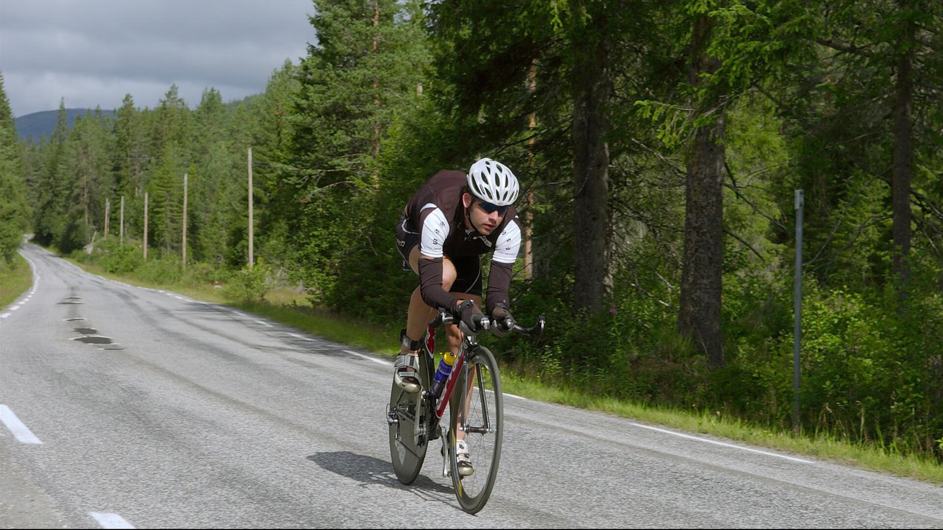球员伤后坚持出战赢得观众尊重展现职业精神，球员受伤了还有工资吗