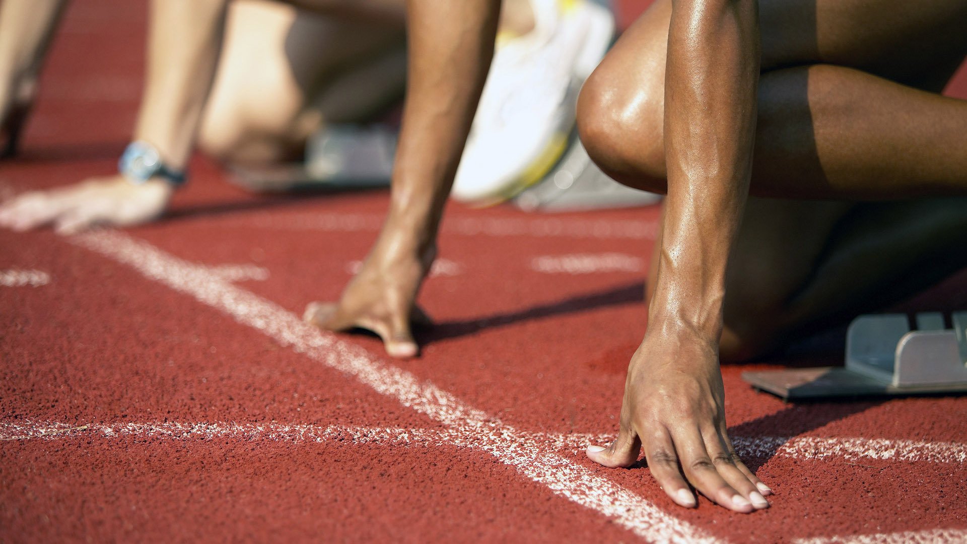 冠军赛赛场燃情时刻剪影引发社交平台热议，冠军时刻百度百科